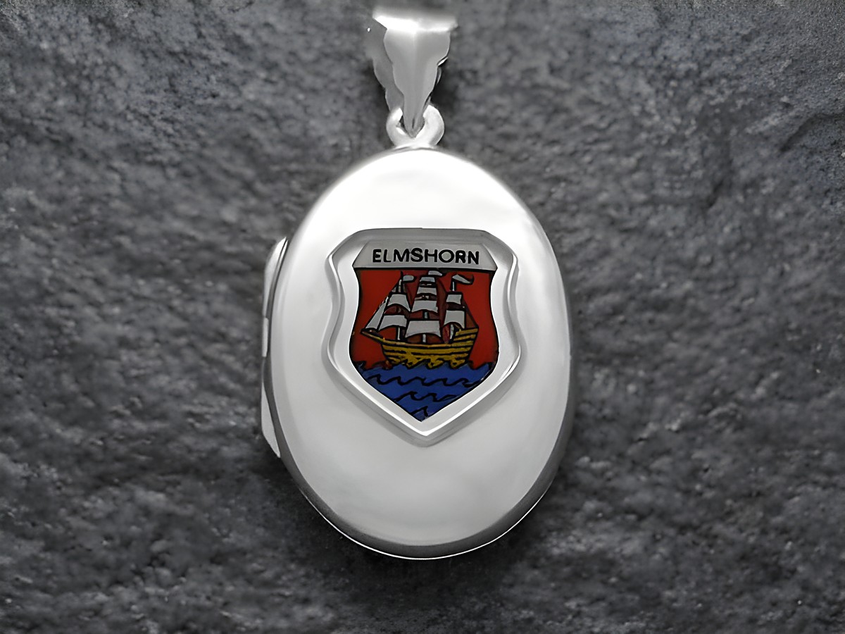 Medaillon aus Silber mit dem Wappen von Elmshorn, Deutschland. Das Wappen zeigt ein Schiff auf blauem Wasser und befindet sich auf einer ovalen Medaille des Juwellers Harnisch aus Schleswig-Holstein.