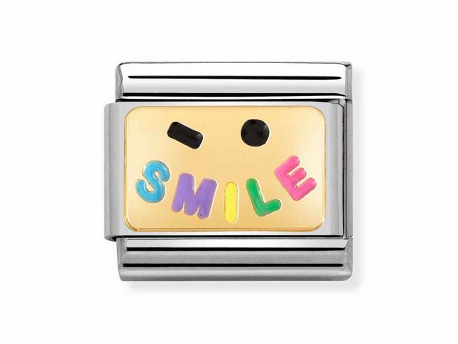 Edelstahl-Plättchen von Nomination mit goldener Emaille und bunten Buchstaben, die das Wort SMILE bilden, auf einer eleganten silbernen Basis. Ideal für individuelle Schmuckdesigns.