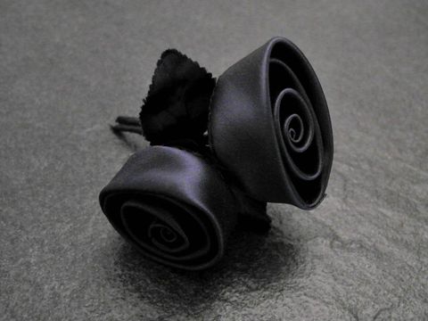 Haarschmuck mit traumhaften Blumen in royalblauem Satin, ergänzt durch eine elegante Brosche von Juwelier Harnisch, ideal für festliche Anlässe.