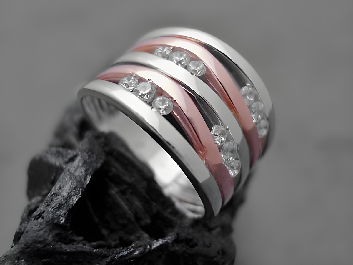 Designerwellen Ring in Größe 50 aus Sterling Silber mit bicolor Rosévergoldung und rhodiniertem Finish, besetzt mit funkelnden Zirkonia, Hersteller Juwelier Harnisch, bis Größe 52.