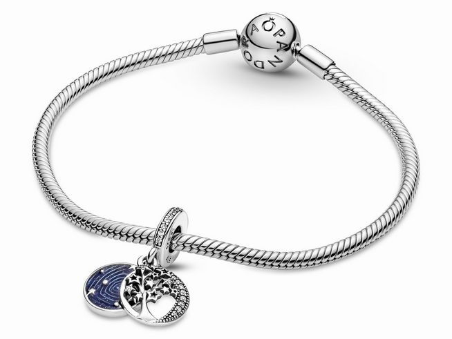 Doppelanhänger Baum und Galaxie Mond von Pandora aus Sterling Silber mit Zirkonia und buntem Emaille, ideal für individuelle Armbänder.
