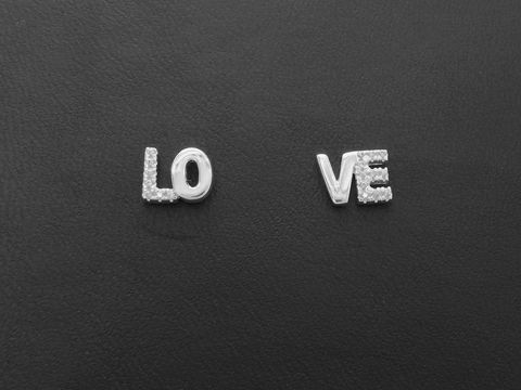Silber Ohrringe mit LOVE Schriftzug, verziert mit weißen Zirkonia, hergestellt von Juwelier Harnisch. Schlichte und edle Ohrschmuckelemente für jeden Anlass.