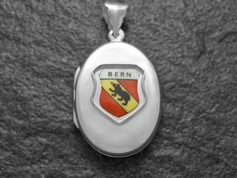 Silbernes Medaillon mit dem Stadtwappen von Bern, das den Wappenschild mit Bärenmotiv zeigt, hergestellt von Juwelier Harnisch, ideal für Sammler und Liebhaber von Europa Medaillons.