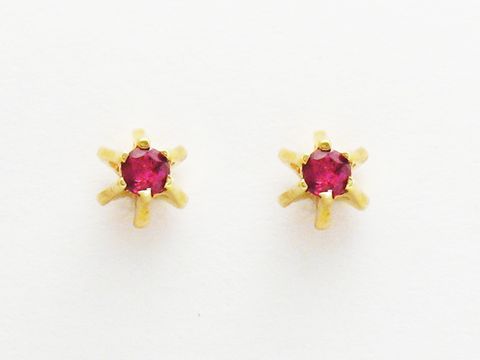Gold Ohrstecker in Sternchenform mit Rubinen, Hersteller Juwelier Harnisch, edles Design für stilvolle Akzente. Perfekt für jeden Anlass, funkelnd und elegant.