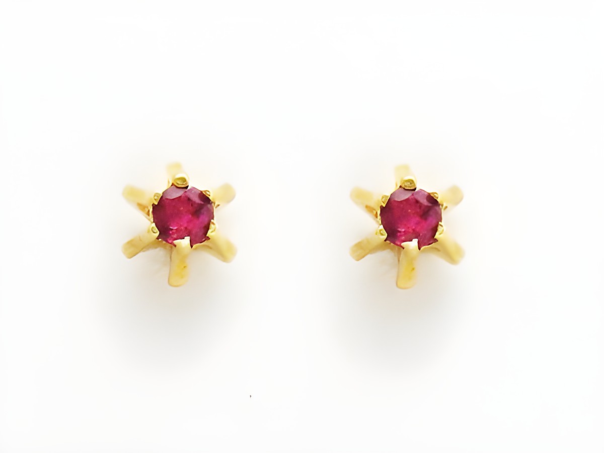 Gold Ohrstecker in Sternchenform mit Rubinen, Hersteller Juwelier Harnisch, edles Design für stilvolle Akzente. Perfekt für jeden Anlass, funkelnd und elegant.