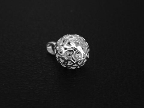 Silber Anhänger Kugel mit Herzen, poliert, Hersteller: Juwelier Harnisch, plastisch gestaltetes Design, ideal für stilvolle Schmuckkombinationen.