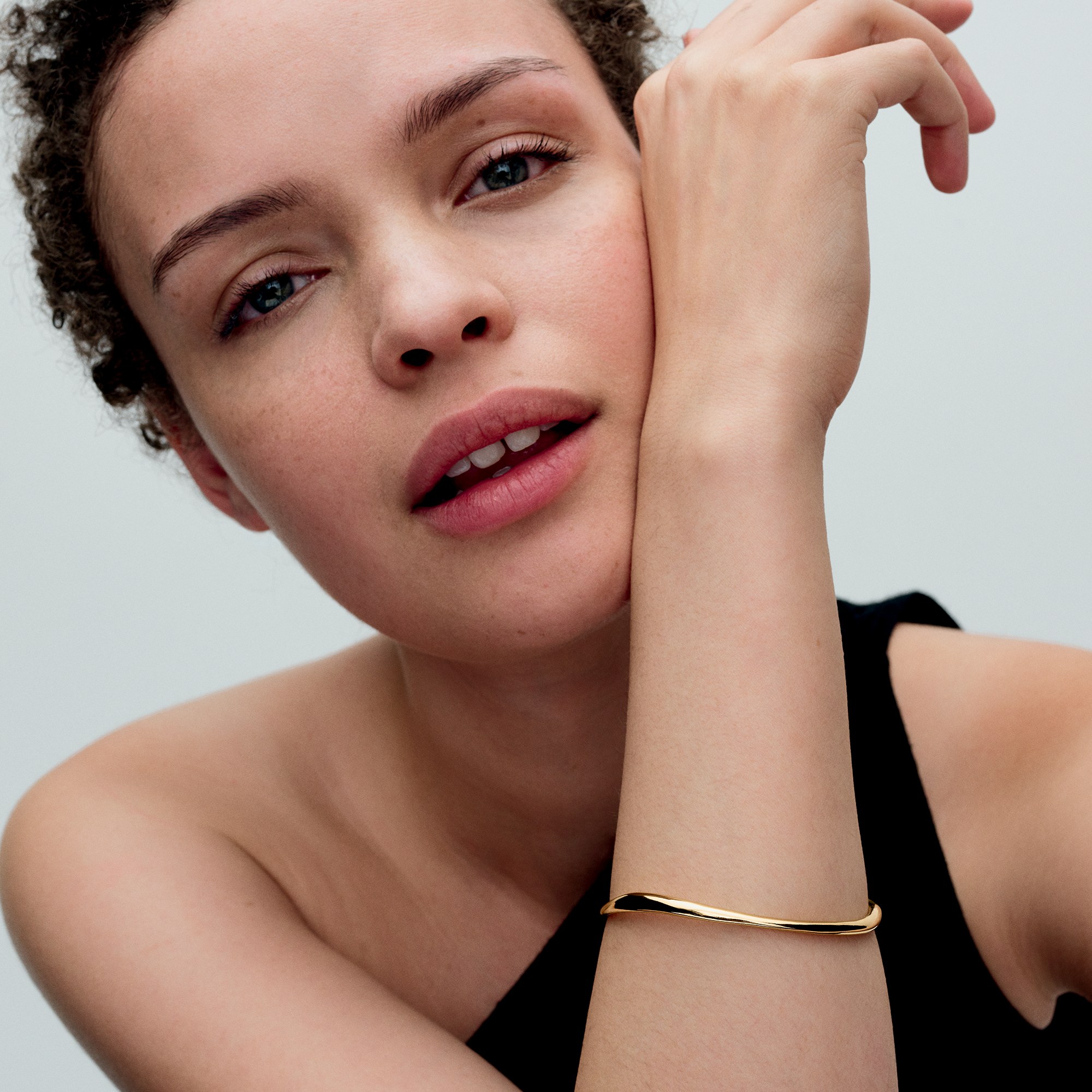 Pandora ESSENCE organisch geformter Armreifen - Gelbgold verg. – Ansicht 4