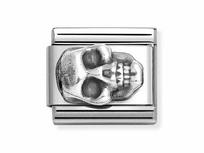 Ein silberner Anhänger mit einem Schädelmotiv aus Sterling Silber und Edelstahl, in einem klassischen Design gehalten, von Nomination, Modell 330101 65 Classic.