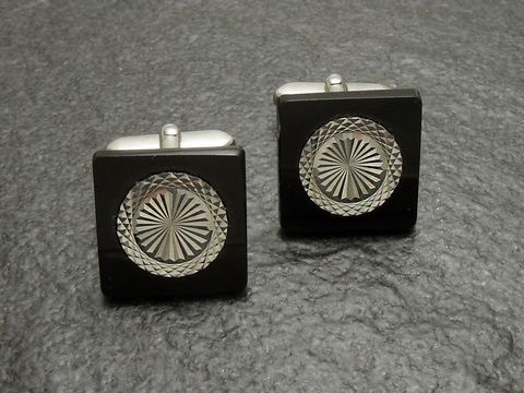 Manschettenknöpfe in silberfarben mit Onyx-Look schwarz von Juwelier Harnisch, dekorativ geprägt und elegant, ideal für formelle Anlässe und Stilbewusstsein.