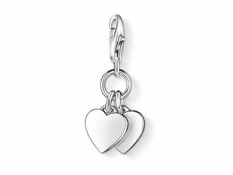 Silberne Herzen Charms Anhänger von Thomas Sabo, Modell 0836-001-12, mit zwei verbundenen Herzanhängern, symbolisiert Liebe und Zuneigung. Ideal für individuelle Schmuckstücke.