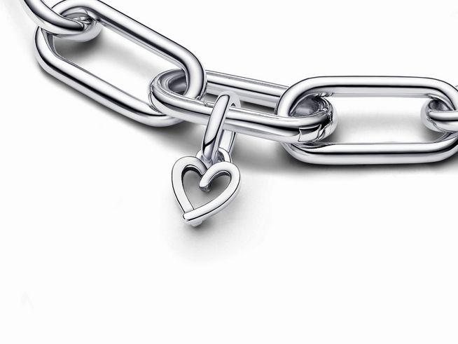 Ein elegantes Silberarmband mit einem Freehand Heart Mini-Anhänger-Charm, der an einer Gliederkette hängt und stilvolles Design verkörpert. Ideal für persönliche Momente.