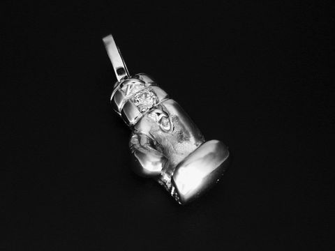 Weißgold Anhänger in Form eines Boxhandschuhs mit brillantem Detail, handgefertigt aus Weißgold 750, Hersteller: Juwelier Harnisch, ideal für Boxsport-Enthusiasten.