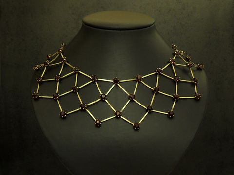 Strass Gitter Collier Kette in granatrot mit einer Länge von 39 bis 45 cm, goldfarbene Fassung und stylisches Design, hergestellt von Juwelier Harnisch.