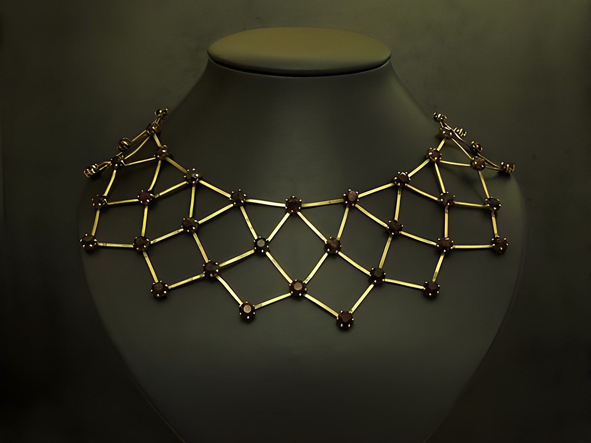 Strass Gitter Collier Kette in granatrot mit einer Länge von 39 bis 45 cm, goldfarbene Fassung und stylisches Design, hergestellt von Juwelier Harnisch.