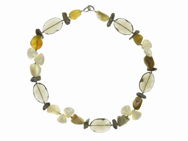 Steinkette aus Achat, Citrin, Rauchquarz, Rosenquarz und Süßwasser-Zuchtperlen in verschiedenen Größen, mit silbernem Verschluss, Gesamtlänge 51 cm, Hersteller Juwelier Harnisch.