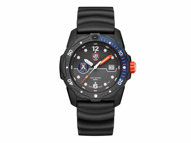 Herren Armbanduhr Luminox Bear Grylls XB.3723 mit schwarzem Silikonarmband, schwarzem Ziffernblatt, orangefarbenem Sekundenzeiger und Datumsanzeige, wasserdicht bis 200 Meter, markantes Design.