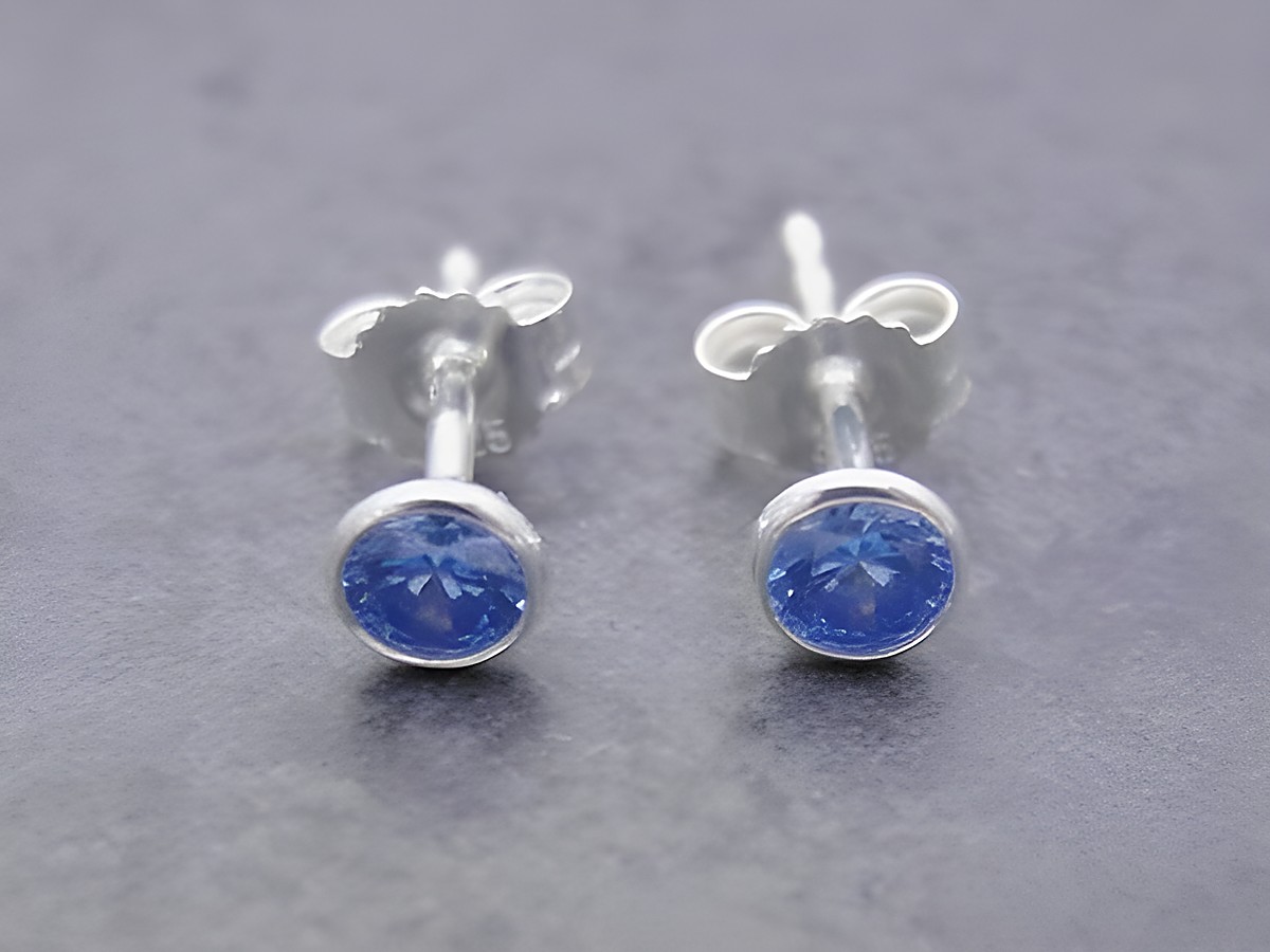 Ohrringe Kreis aus Sterling Silber mit ansprechenden hellblauen Zirkonia, Hersteller Juwelier Harnisch. Elegantes Design für besondere Anlässe.
