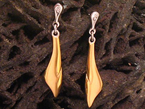 Verführerische bicolor Gold Ohrhänger von Juwelier Harnisch ohne Stein, elegant geschwungenes Design, ideal für besondere Anlässe oder den Alltag.
