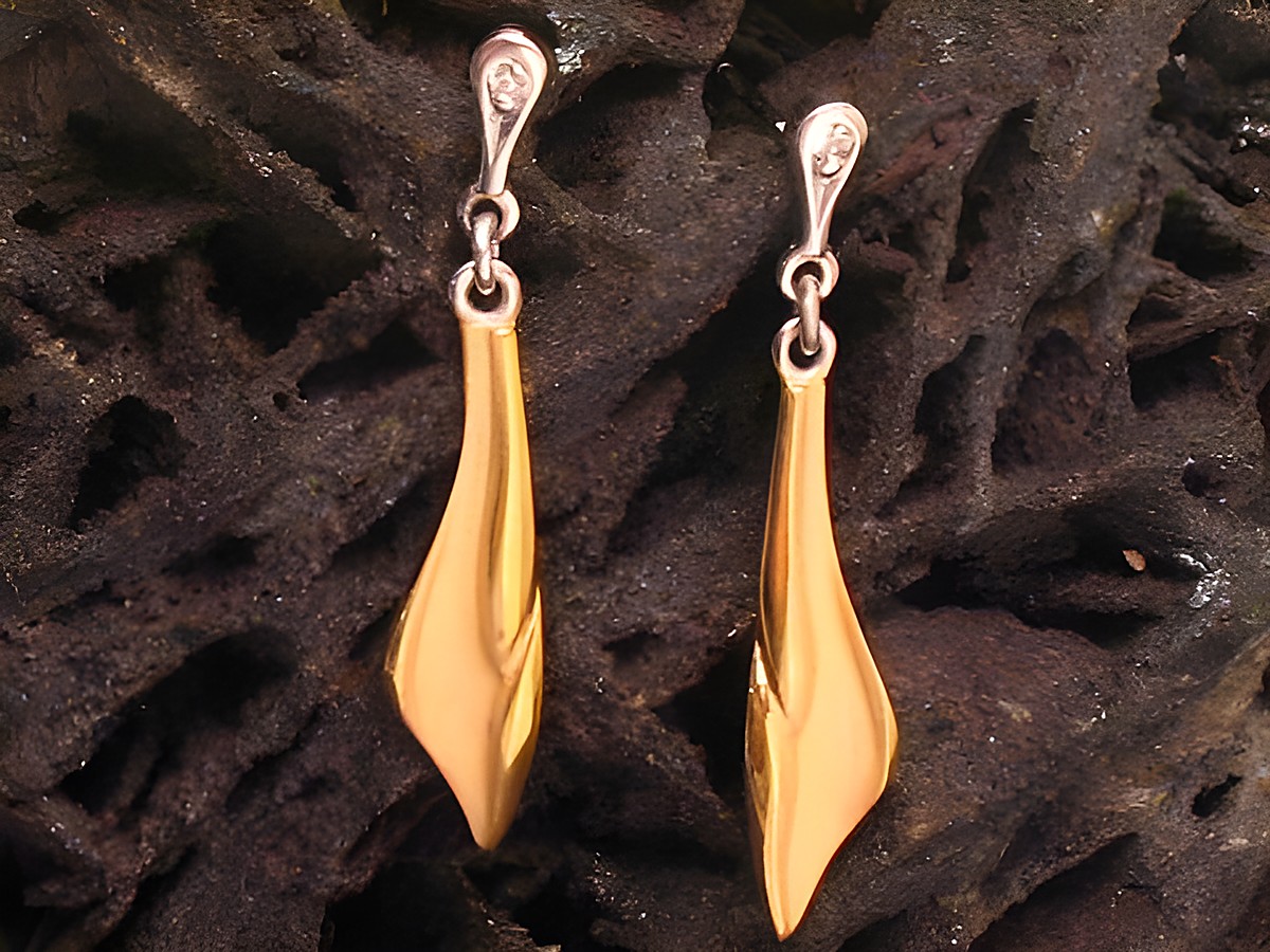 Verführerische bicolor Gold Ohrhänger von Juwelier Harnisch ohne Stein, elegant geschwungenes Design, ideal für besondere Anlässe oder den Alltag.