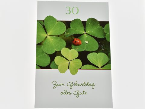 Geburtstagskarte mit Glücksklee und einem Marienkäfer, auf der Vorderseite steht die Zahl 30 sowie der Schriftzug zum Geburtstag alles Gute, Hersteller Juwelier Harnisch.