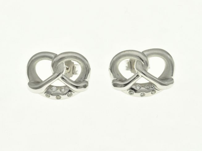 Brezel Ohrstecker aus rhodiniertem Sterling Silber mit Zirkonia, designed von Juwelier Harnisch, elegant und modern, ideal für jeden Anlass.