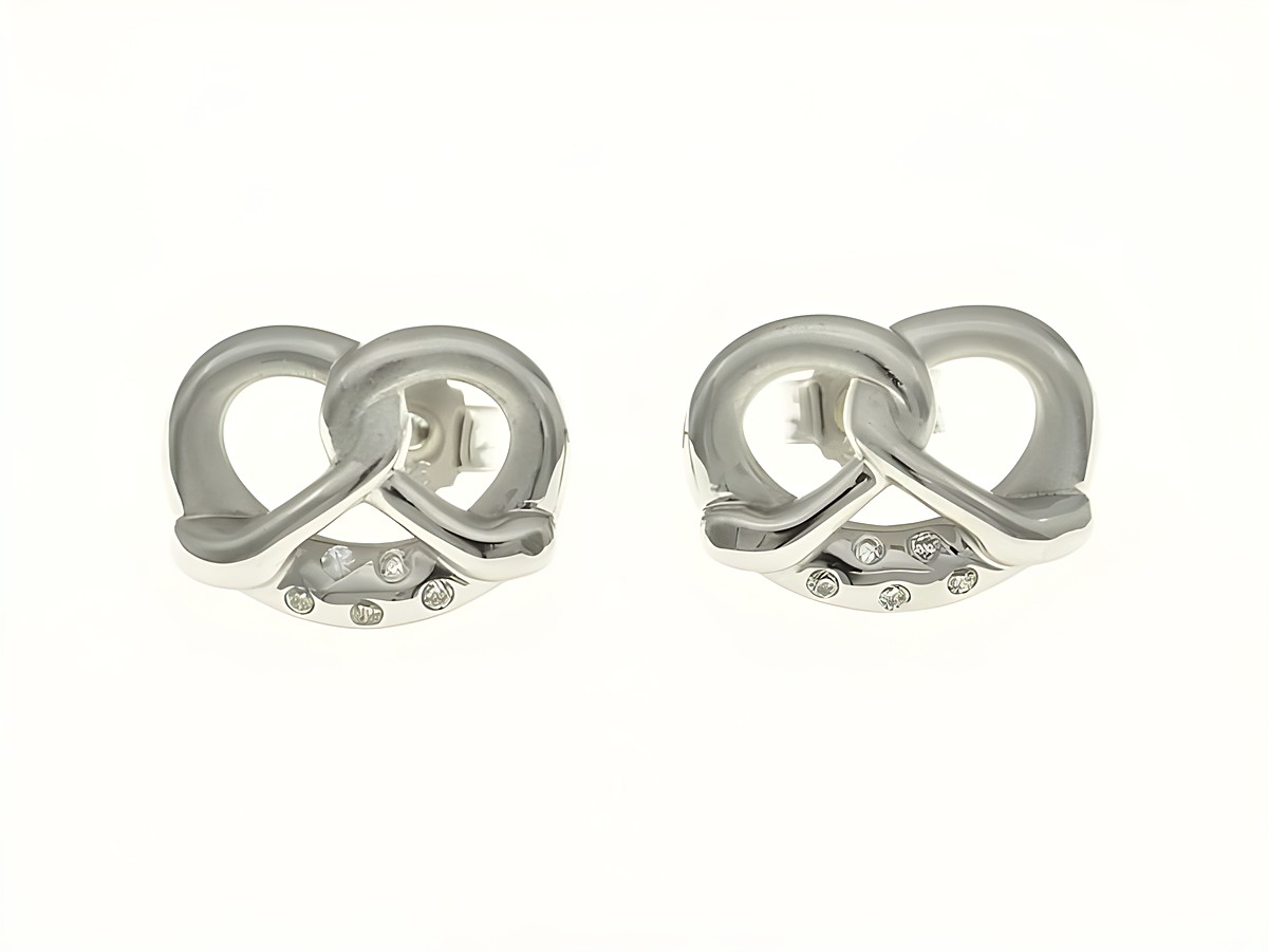 Brezel Ohrstecker aus rhodiniertem Sterling Silber mit Zirkonia, designed von Juwelier Harnisch, elegant und modern, ideal für jeden Anlass.