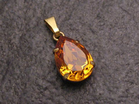 Gelber Strass Anhänger in Tropfenform mit goldfarbener Fassung, ideal für einen sexy City Look, hergestellt von Juwelier Harnisch, erhältlich in weiteren Formen.