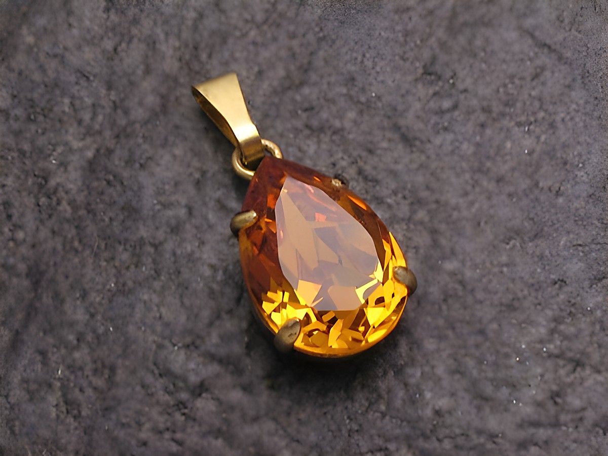Gelber Strass Anhänger in Tropfenform mit goldfarbener Fassung, ideal für einen sexy City Look, hergestellt von Juwelier Harnisch, erhältlich in weiteren Formen.