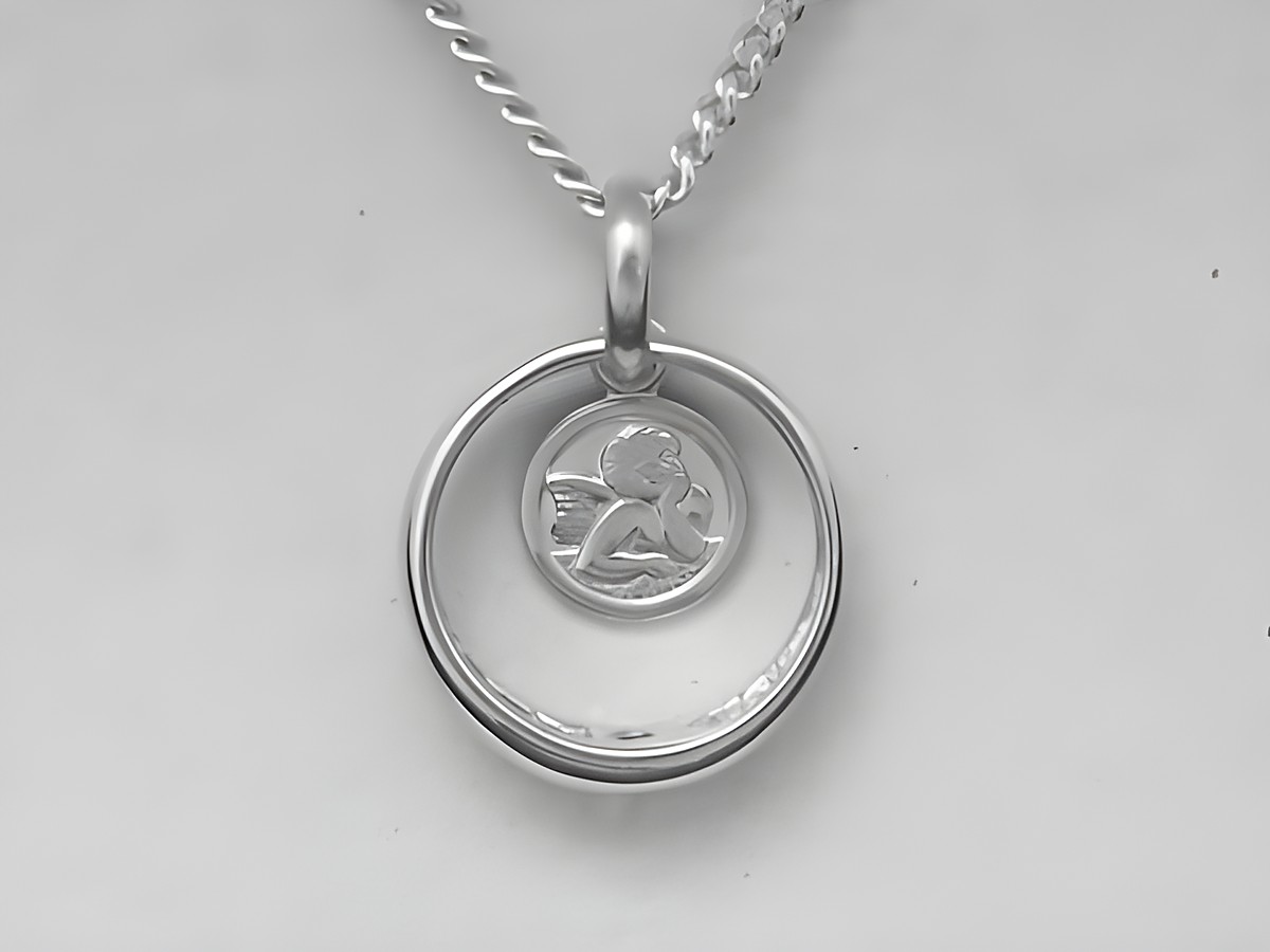 Taufring mit Schutzengel aus 925 Silber, verziert mit einem Saphir. Hersteller ist Juwelier Harnisch. Ein zartes und bedeutungsvolles Schmuckstück, ideal als Geschenk oder Schutzsymbol. – Ansicht 2