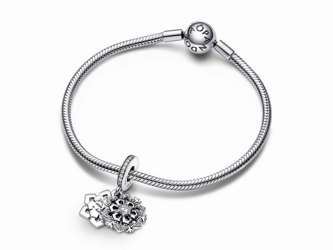Sterling Silber Armband von Pandora mit charm 792355C01, Zirkonia in Klar, detaillierte blütenförmige Anhänger, ideal für eine zeitlose und elegante Schmuckkollektion.