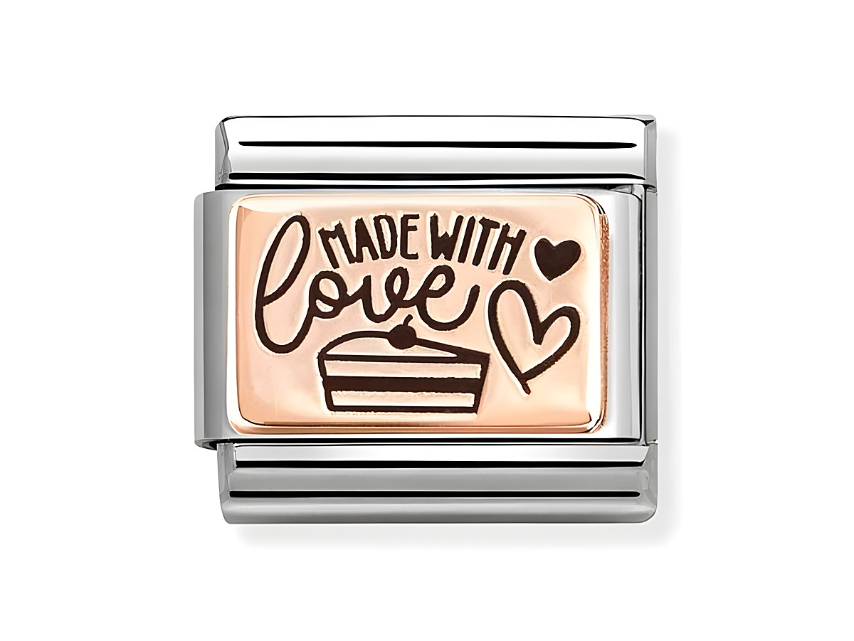 Ein Charm aus Roségold von Nomination mit dem Schriftzug Made with love, verziert mit einer Torte und Herzen, gefertigt aus Emaille. Ideal für individuelle Armbänder.