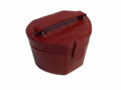 Rotes Schmuckkästchen im eleganten Design mit einem praktischen Griff, geeignet für die Aufbewahrung von Schmuck, Hersteller Juwelier Harnisch, Maße 15x14 cm.