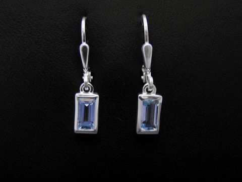 Ohrringe Blue Dreams aus Sterling Silber mit Blautopas. Elegante Ohrhänger mit funkelndem Stein, ideal für besondere Anlässe oder den Alltag.