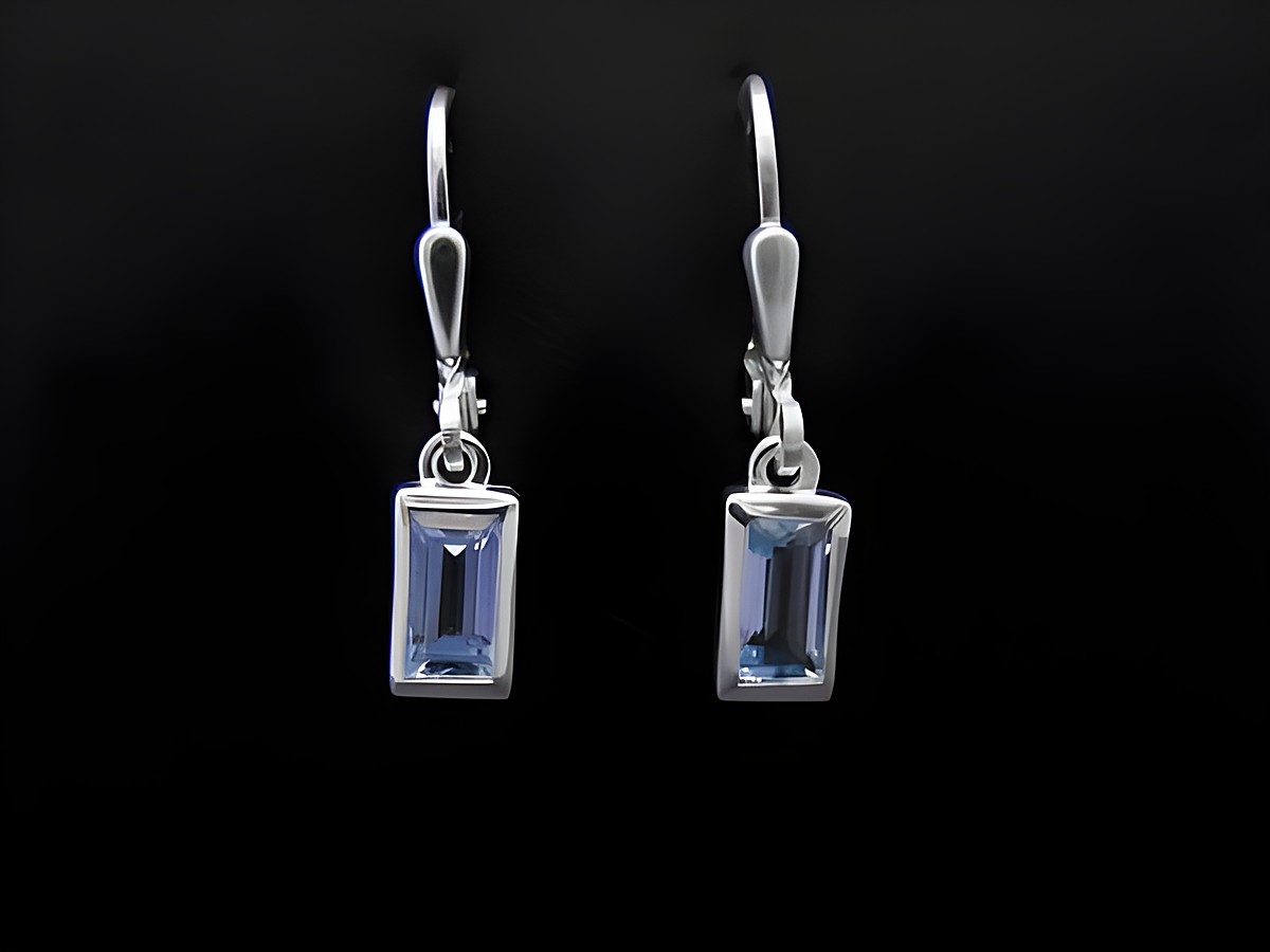 Ohrringe Blue Dreams aus Sterling Silber mit Blautopas. Elegante Ohrhänger mit funkelndem Stein, ideal für besondere Anlässe oder den Alltag.