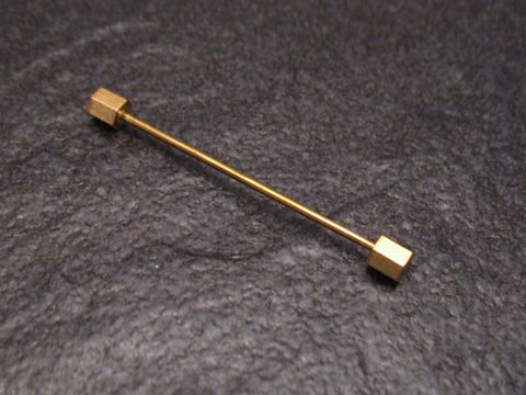 Vergoldetes Kragenstäbchen in sechseckiger Form, ideal für die Befestigung von Kragen, hergestellt von Juwelier Harnisch. Perfekte Ergänzung für stilvolle Kleidung.
