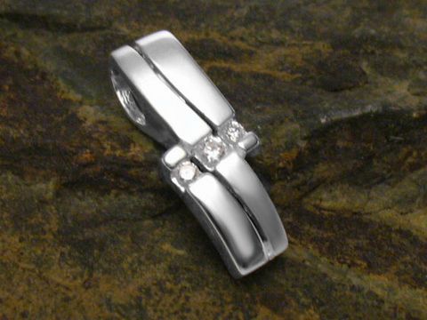 Ein Anhänger aus 925 Sterling Silber mit einem originellen Design, verziert mit Zirkonia-Steinen, hergestellt von Juwelier Harnisch. Elegant und modern für stilvolle Auftritte.