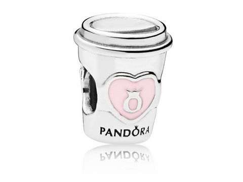 Charm von Pandora in Form eines Coffee to Go Bechers aus Silber mit rosa Herz und PANDORA Schriftzug, ideal zur individuellen Gravur als Geschenk.