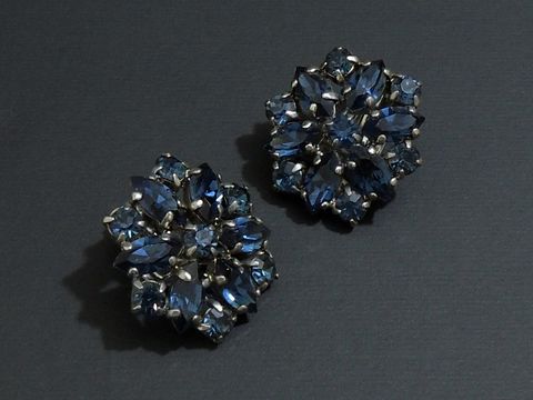 Strass Ohrclips prachtvoll in blau und silberfarben, Hersteller Juwelier Harnisch, zeitloses Design für eleganten Look, ideal für besondere Anlässe oder den Alltag.