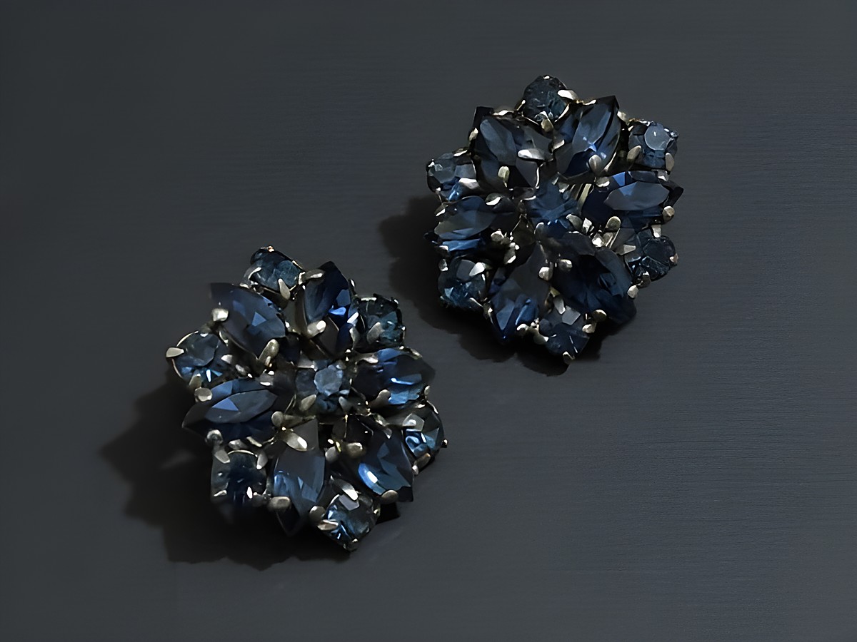 Strass Ohrclips prachtvoll in blau und silberfarben, Hersteller Juwelier Harnisch, zeitloses Design für eleganten Look, ideal für besondere Anlässe oder den Alltag.