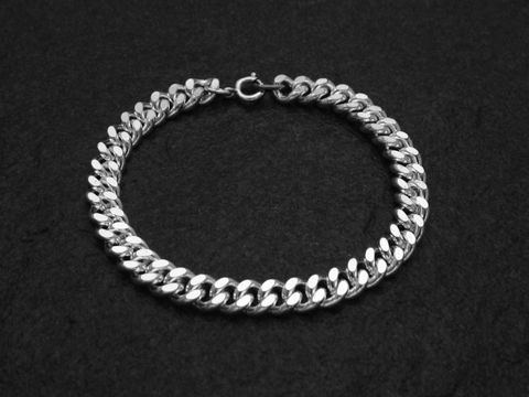 Silberfarbenes Armband im klassischen Design, gefertigt vom Hersteller Juwelier Harnisch, mit einer Länge von 19 cm. Ideal für stilvolle Akzente.