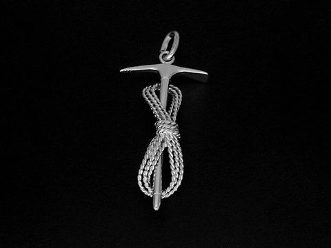 Ein silber rhodinierter Anhänger in Form eines Pickels mit Seil, ideal für Bergsteiger und Sportliebhaber, hergestellt von Juwelier Harnisch.