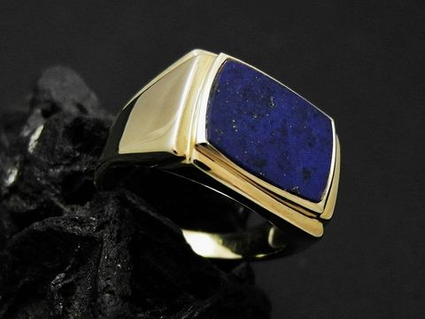 Imposanter goldfarbener Ring mit quadratischem Lapis-Einsatz in Größe 61, Hersteller: Juwelier Harnisch, über Größe 60/19.