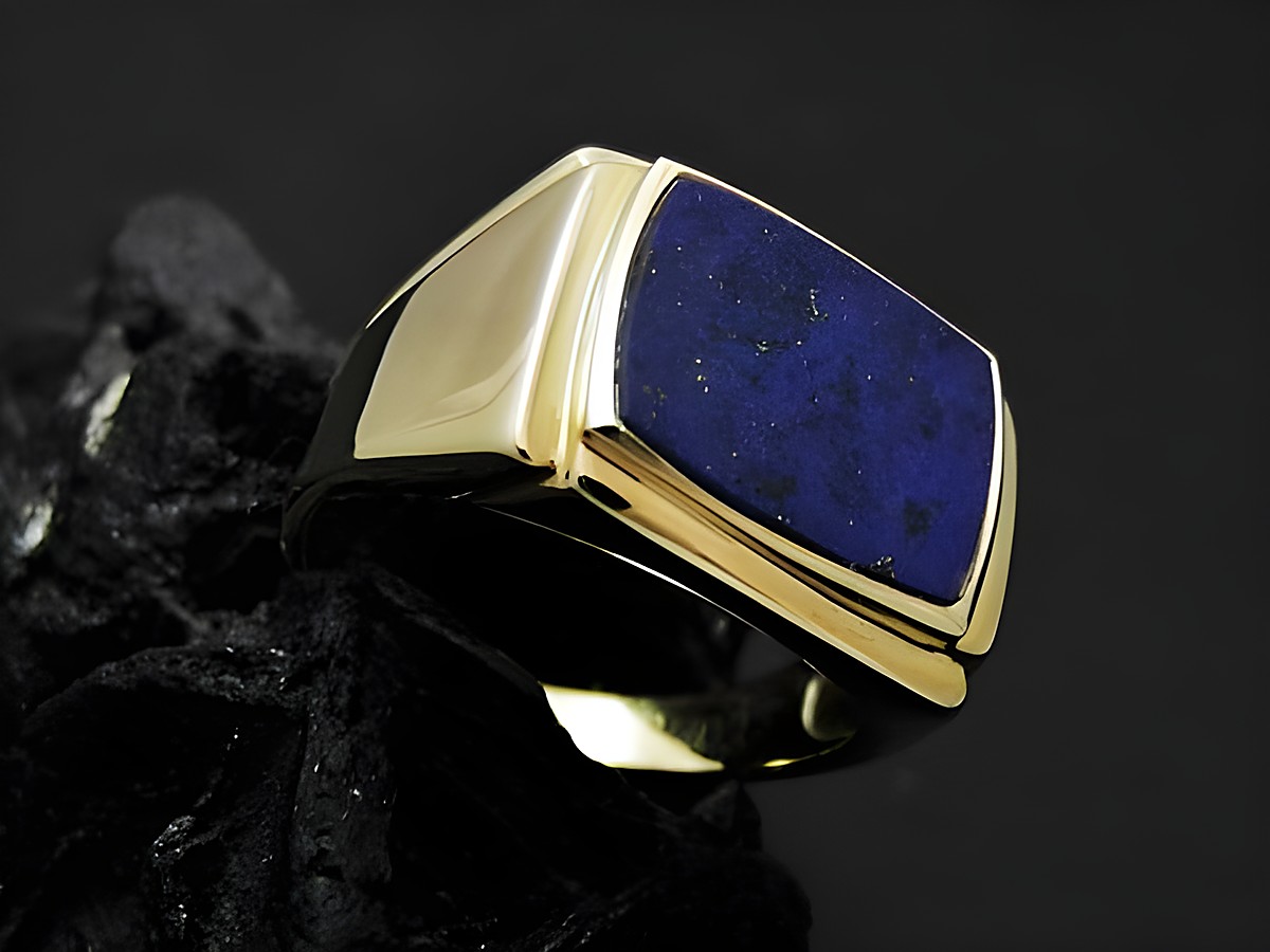 Imposanter goldfarbener Ring mit quadratischem Lapis-Einsatz in Größe 61, Hersteller: Juwelier Harnisch, über Größe 60/19.