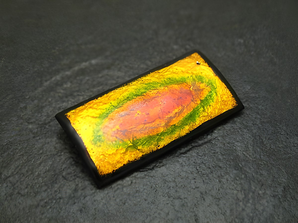 Brosche RAINBOW gelb-rot-grün Emaille vergoldet VINTAGE von Juwelier Harnisch, elegante Emaille Brosche in ansprechendem Design und Farbe, ideal für jeden Anlass.