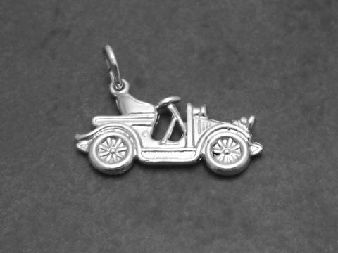 Silber Anhänger in Form eines Oldtimers, klassisches Auto von Juwelier Harnisch, detailliertes Design eines Fahrzeugs, ideal für Auto-Liebhaber und Schmuck-Enthusiasten.