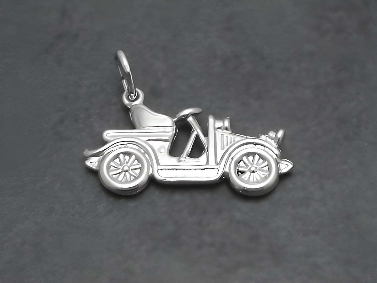 Silber Anhänger in Form eines Oldtimers, klassisches Auto von Juwelier Harnisch, detailliertes Design eines Fahrzeugs, ideal für Auto-Liebhaber und Schmuck-Enthusiasten.