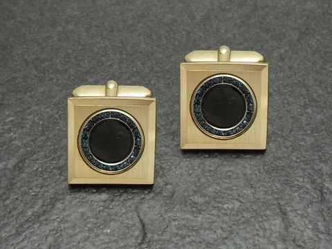 Vergoldete Manschettenknöpfe im Onyx-Look mit grünem Strass, goldfarben, hergestellt von Juwelier Harnisch. Elegant und stilvoll für besondere Anlässe.