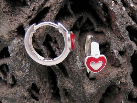 Creolen Herz im Herz aus Sterling Silber mit rotem Lack, süßes Design, Hersteller Juwelier Harnisch, elegante Silber Ohrringe, ideal für besondere Anlässe oder als Geschenk.