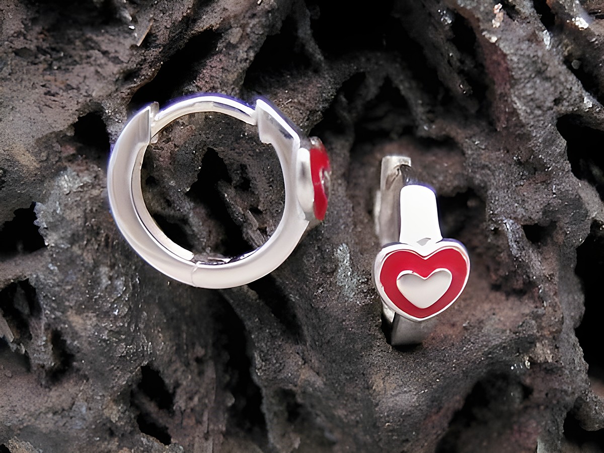 Creolen Herz im Herz aus Sterling Silber mit rotem Lack, süßes Design, Hersteller Juwelier Harnisch, elegante Silber Ohrringe, ideal für besondere Anlässe oder als Geschenk.
