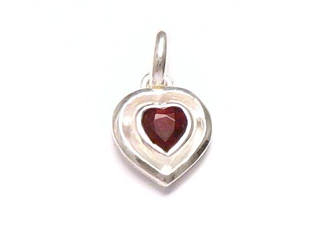 Silber Herz Anhänger mit Granat, Hersteller Juwelier Harnisch, der oval geschliffene Granat ist in eine herzförmige Fassung eingearbeitet und strahlt Eleganz und Liebe aus.